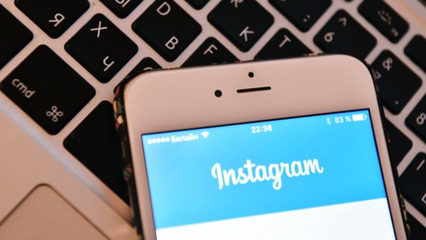 Страница социальной сети Instagram на экране смартфона - Sputnik Азербайджан