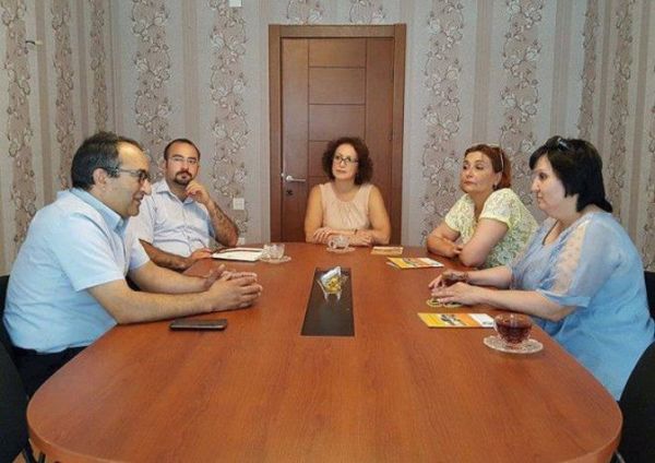 Встреча с азербайджанскими правозащитниками в офисе Платформы Мира между Арменией и Азербайджаном - Sputnik Азербайджан