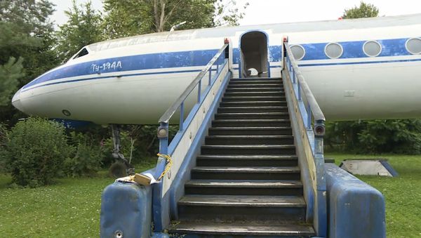 Советский Ту-134 у немецкого фермера в саду - Sputnik Азербайджан