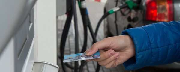 Мужчина расплачивается кредитной картой на автозаправочной станции - Sputnik Азербайджан
