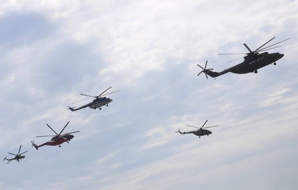 Вертолеты Ми-26, Ми-8, Ми-8, Ми-38 и Ми-28Н (справа налево) во время тренировки перед открытием Международного авиационно-космического салона МАКС-2017 - Sputnik Азербайджан