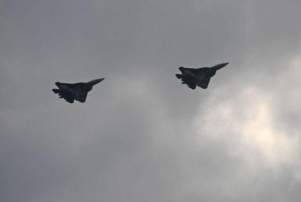 Истребители Т-50 во время тренировочного полета перед началом работы МАКС-2017 - Sputnik Азербайджан