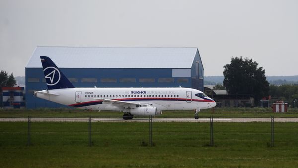 Самолет Sukhoi Superjet 100 на полигоне во время подготовки к открытию МАКС-2017 в Жуковском - Sputnik Азербайджан