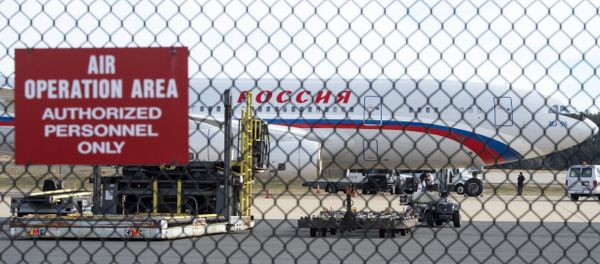 Российский самолет в Вашингтонском аэропорту имени Даллеса, 31 декабря 2016 года - Sputnik Азербайджан