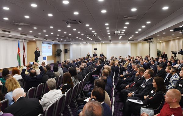 Выступление президента Азербайджана Ильхама Алиева в ходе азербайджано-латвийского бизнес-форума  - Sputnik Азербайджан