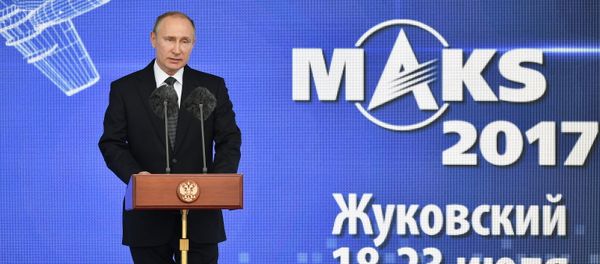 Президент РФ Владимир Путин выступает на церемонии открытия XIII Международного авиационно-космического салона МАКС-2017 в подмосковном Жуковском, 18 июля 2017 года - Sputnik Азербайджан