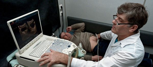 Врач проводит ультразвуковое исследование - Sputnik Азербайджан