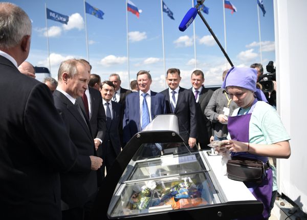 Президент РФ В. Путин посетил Международный авиасалон МАКС-2017 в подмосковном Жуковском - Sputnik Азербайджан