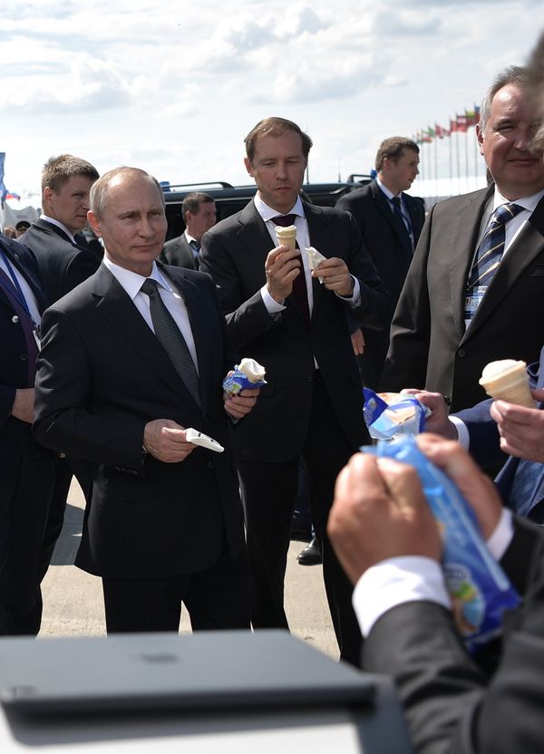 Президент РФ Владимир Путин и министр промышленности и торговли РФ Денис Мантуров (в центре справа) во время посещения XIII Международного авиационно-космического салона МАКС-2017 в подмосковном Жуковском - Sputnik Азербайджан