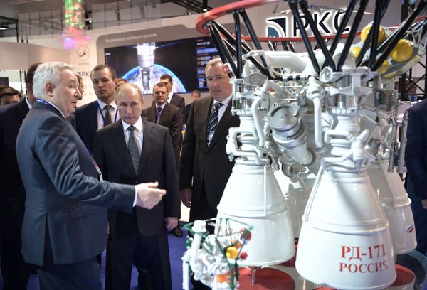 Президент РФ Владимир Путин во время посещения XIII Международного авиационно-космического салона МАКС-2017 в подмосковном Жуковском - Sputnik Азербайджан