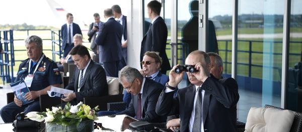 Президент РФ Владимир Путин наблюдает за демонстрационными полетами пилотажных групп во время посещения XIII Международного авиационно-космического салона МАКС-2017 в подмосковном Жуковском - Sputnik Азербайджан