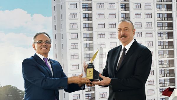 Председатель Совета прессы Афлатун Амашов вручает президенту Азербайджана Ильхаму Алиеву награду Друг журналистов, Баку, 20 июля 2017 года - Sputnik Азербайджан