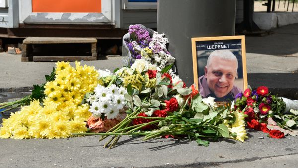 Цветы и свечи на месте гибели журналиста Павла Шеремета в Киеве - Sputnik Азербайджан