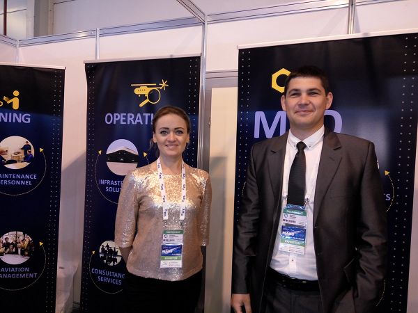 Менеджер по снабжению компании Helisota Ауримас Ясинскис и менеджер по обслуживанию клиентов Helisota в Европе, РФ и СНГ Видманте Грималаускаите - Sputnik Азербайджан