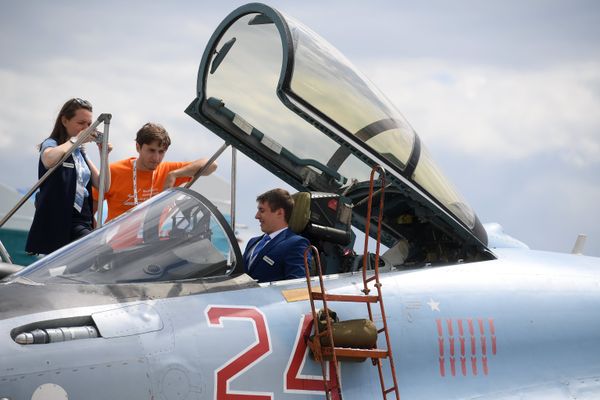 Участники Международного авиационно-космического салона МАКС-2017 в подмосковном Жуковском осматривают кабину самолета СУ-35 - Sputnik Азербайджан