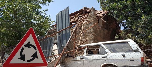 Поврежденный автомобиль и дом в деревне Ялычифтлик недалеко от курортного города Бодрум в провинции Мугла, Турция, 21 июля 2017 года - Sputnik Азербайджан