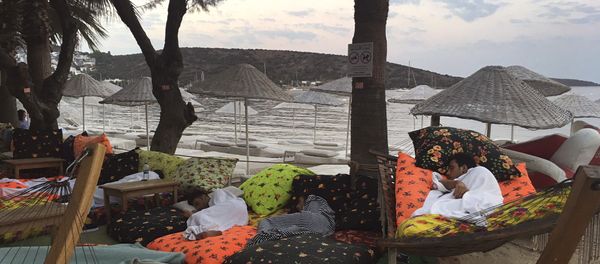 Мужчина лежит на берегу моря в Битезе, курортном поселке в 4 км от Бодрума, Турция, 21 июля 2017 года - Sputnik Азербайджан