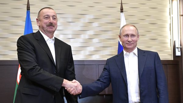 Президент РФ Владимир Путин и президент Азербайджана Ильхам Алиев во время встречи, 21 июля 2017 года - Sputnik Азербайджан