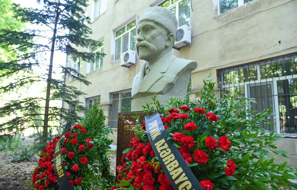 Сотрудники Sputnik Азербайджан и члены Совета прессы посетили памятник Гасан беку Зардаби - Sputnik Азербайджан