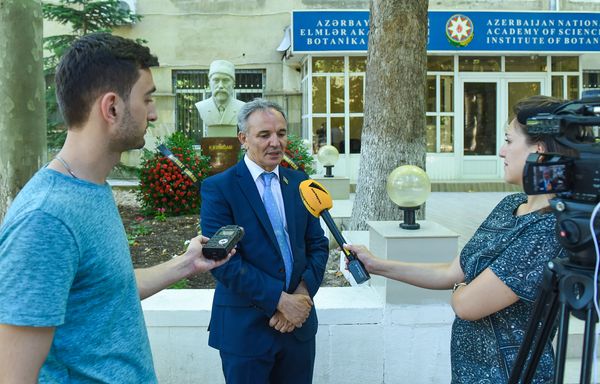 Сотрудники Sputnik Азербайджан и члены Совета прессы посетили памятник Гасан беку Зардаби - Sputnik Азербайджан