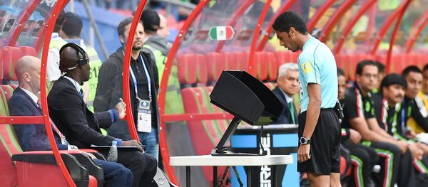 Система видеосудейства Video Assistant Referee, фото из архива - Sputnik Азербайджан