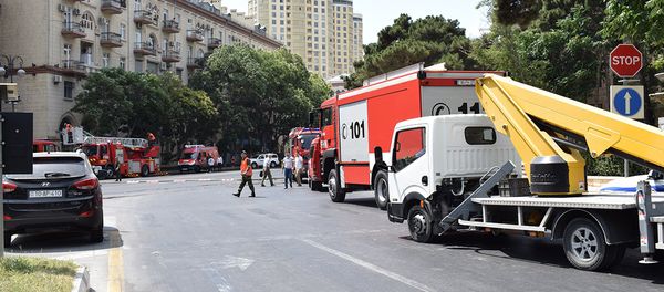 Фото с места пожара в жилом доме в Ясамальском районе Баку - Sputnik Азербайджан