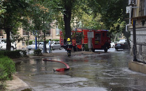 Пожар в жилом доме на проспекте Иншаатчылар, 44 в Ясамальском районе Баку - Sputnik Азербайджан