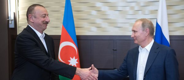 Президент РФ Владимир Путин и президент Азербайджана Ильхам Алиев (слева) во время встречи, фото из архива - Sputnik Азербайджан