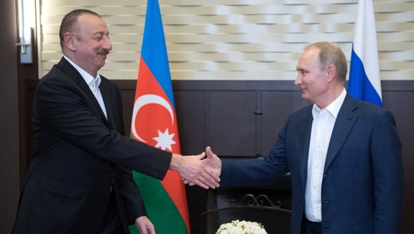 Президент РФ Владимир Путин и президент Азербайджана Ильхам Алиев (слева) во время встречи, фото из архива - Sputnik Азербайджан