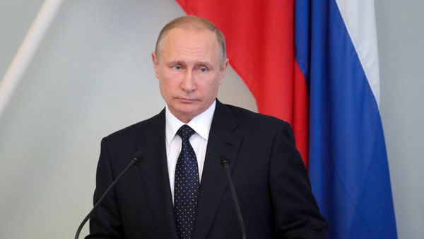 Президент РФ Владимир Путин во время пресс-конференции с президентом Финляндии Саули Ниинистё в городе Савонлинна - Sputnik Азербайджан