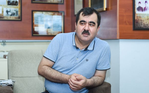 Редактор газеты Шарг Акиф Ашырлы Редактор газеты Шарг Акиф Ашырлы - Sputnik Азербайджан