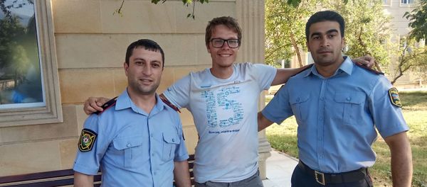 Гражданин Польши Себастьян Гмерек с сотрудниками полиции  Махиром Нуралиевым и Ниджатом Османовым - Sputnik Азербайджан