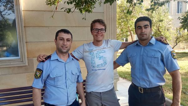 Гражданин Польши Себастьян Гмерек с сотрудниками полиции  Махиром Нуралиевым и Ниджатом Османовым - Sputnik Азербайджан