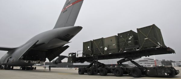 Летчики ВВС США загружают груз командования воздушной и ракетной обороны, фото из архива - Sputnik Азербайджан