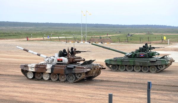 Танки Т-72 команд Анголы и Лаоса на дистанции соревнований по танковому биатлону в рамках Армейских международных играх АрМИ-2017 на полигоне Алабино в Московской области. - Sputnik Азербайджан
