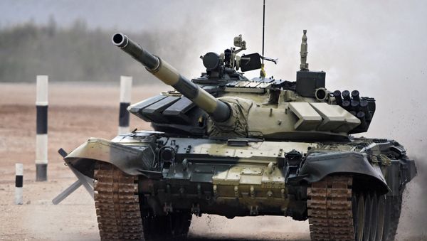 Экипаж танка Т-72 команды Азербайджана на дистанции соревнований по танковому биатлону в рамках Армейских международных играх АрМИ-2017 на полигоне Алабино в Московской области - Sputnik Азербайджан
