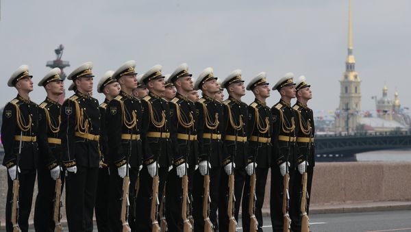 Военнослужащие во время главного военно-морского парада в честь Дня Военно-Морского Флота России в Санкт-Петербурге - Sputnik Азербайджан