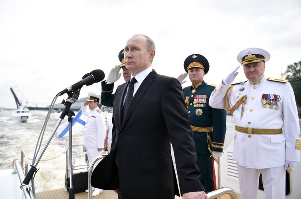 Президент РФ В. Путин принимает участие в торжествах по случаю Дня ВМФ РФ - Sputnik Азербайджан