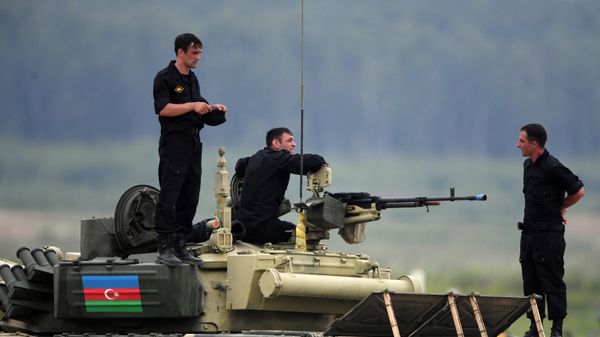 Экипаж танка Т-72 команды Азербайджана во время соревнований по танковому биатлону в рамках Армейских международных играх АрМИ-2017 на полигоне Алабино в Московской области - Sputnik Азербайджан