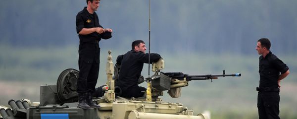 Экипаж танка Т-72 команды Азербайджана во время соревнований по танковому биатлону в рамках Армейских международных играх АрМИ-2017 на полигоне Алабино в Московской области - Sputnik Азербайджан