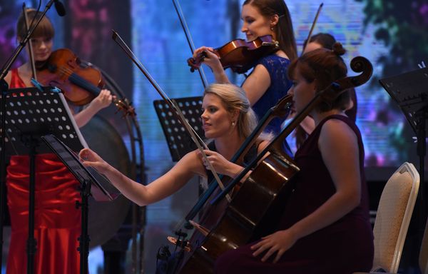 Выступление британского женского симфонического оркестра FeMusa на сцене IX Габалинского международного музыкального фестиваля - Sputnik Азербайджан