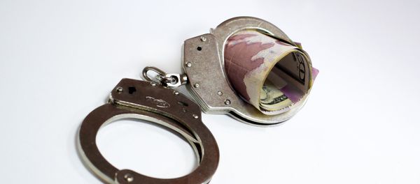Наручники и деньги, фото из архива - Sputnik Азербайджан