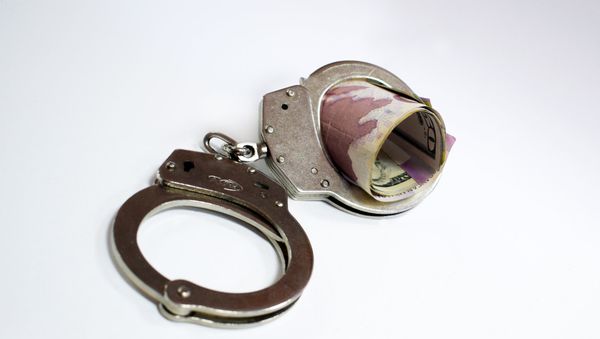Наручники и деньги, фото из архива - Sputnik Азербайджан