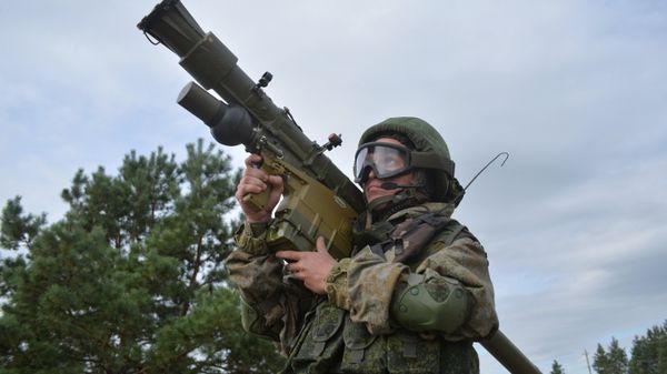 Военнослужащий с переносным зенитно-ракетным комплексом 9К38 Игла, фото из архива - Sputnik Азербайджан