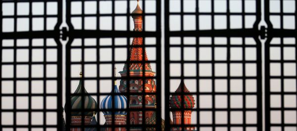 Собор Василия Блаженного через ворота на Красной площади в центре Москвы, 18 сентября 2014 года - Sputnik Азербайджан