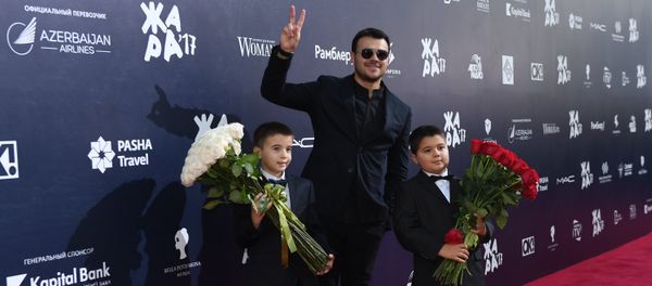 Певец, первый вице-президент группы компаний Crocus Group EMIN (Эмин Агаларов) с детьми на международном музыкальном фестивале ЖАРА в Баку - Sputnik Азербайджан