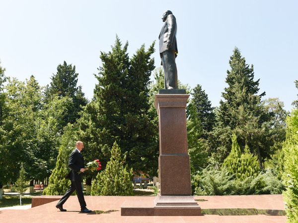 Президент Азербайджана Ильхам Алиев прибыл в Загатальский район - Sputnik Азербайджан