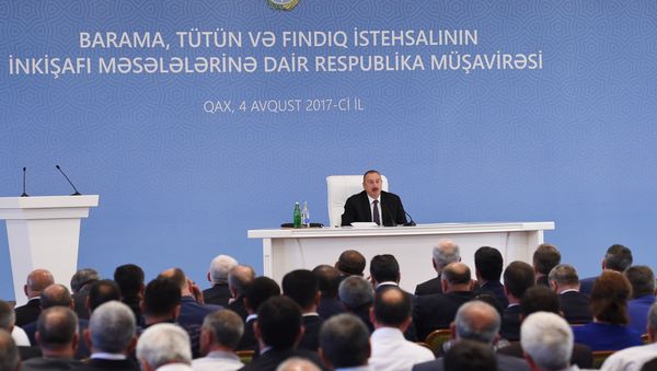 Общереспубликанское совещание по вопросам развития шелководства, табаководства и фундуководства в Гахе - Sputnik Азербайджан