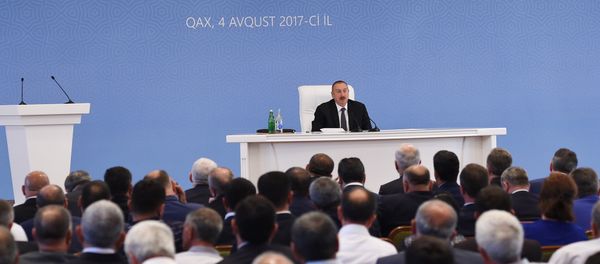 Общереспубликанское совещание по вопросам развития шелководства, табаководства и фундуководства в Гахе - Sputnik Азербайджан