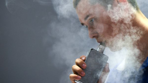 Участник на специализированной выставке vape-индустрии, фото из архива - Sputnik Азербайджан